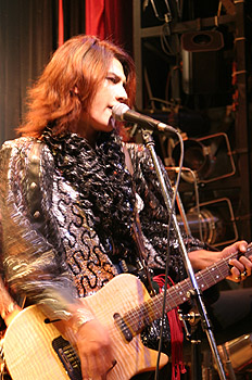 ファイル:Huangwei(vocal) 11.jpg