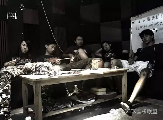 ファイル:Selfdestruction 11.jpg