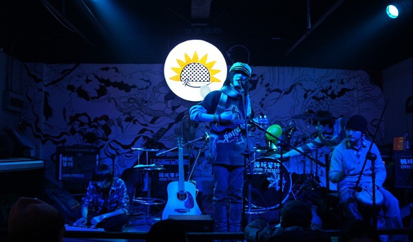 ファイル:Shesleepsnextdoor 11.jpg