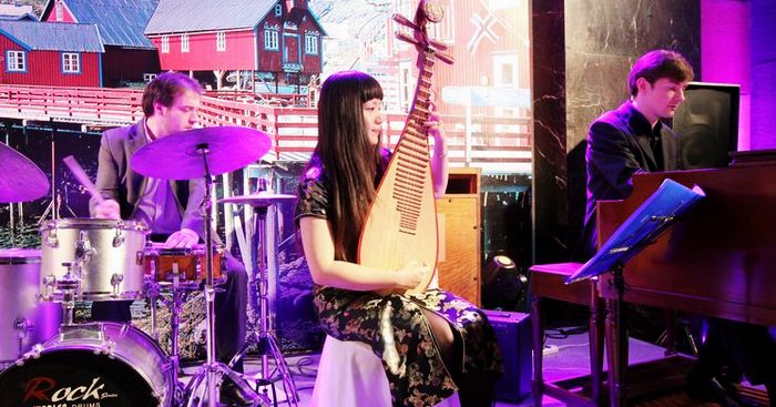 ファイル:Thelonelybirdtrio 11.jpg