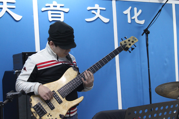 ファイル:Wangwei(bass) 11.jpg
