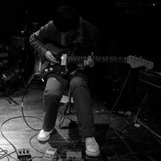 ファイル:Maixiaoguodashi preparedguitarsolo1.jpg