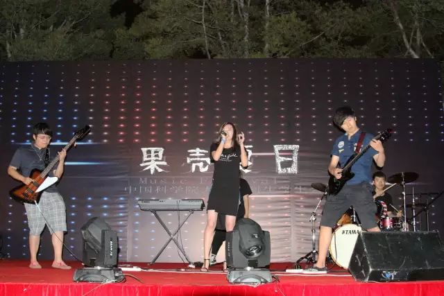 ファイル:Thenextband 12.jpg