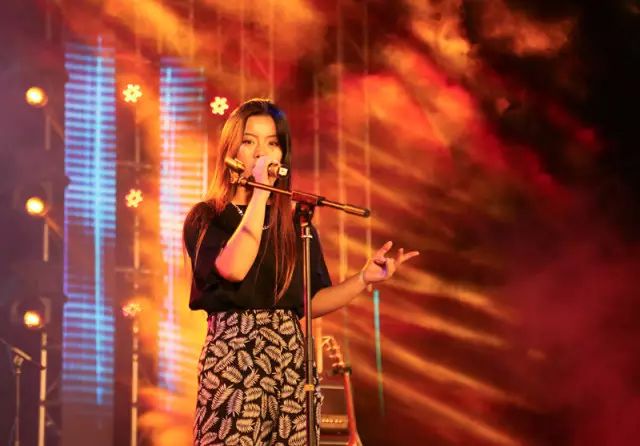 ファイル:Weilaishiguang 11.jpg