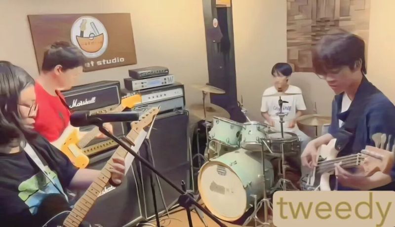 ファイル:Tweedy 11.jpg