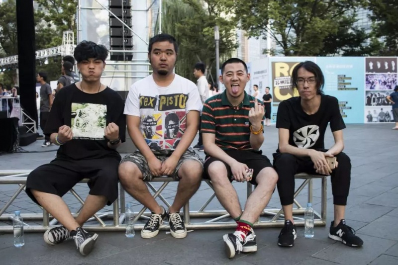 ファイル:Brokenknee 11.jpg