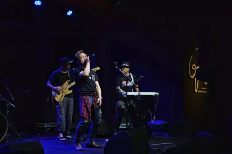 ファイル:Waitanmidnight 11.jpg